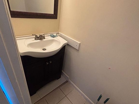 5th image of 42 Victoria Manor Ct