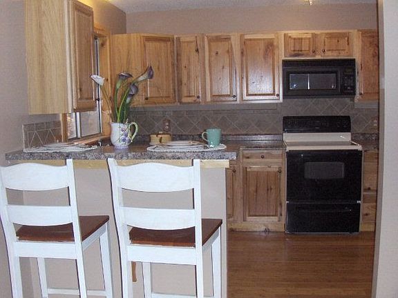 4th image of 4517 Village Dr