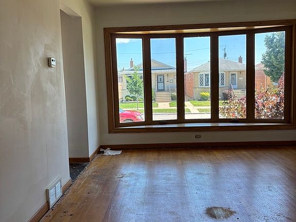 3rd image of 6022 S Natoma Ave