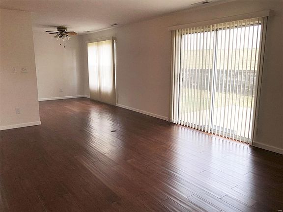 Open floor plan- living room leading into the dining room