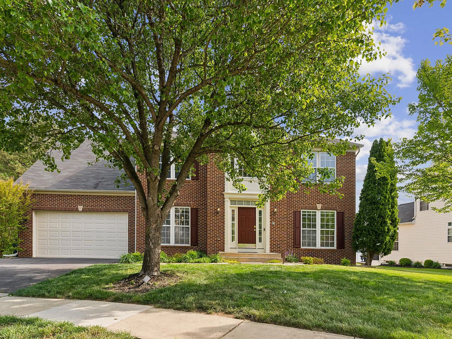 4 bed, 3.5 bath, 2272 sqft, $3,950 — Photo 2
