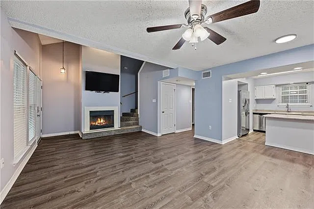 2 bed, 1.5 bath, 1205 sqft, $1,400 — Photo 4