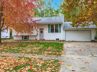 327 Garfield Dr, Bloomington, IL