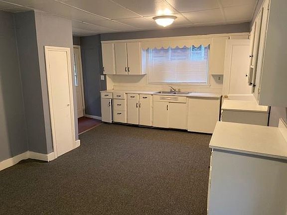 4th image of 221 Steele St