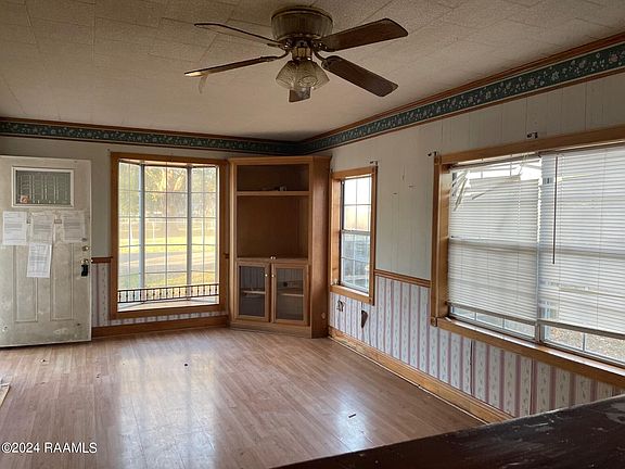 3rd image of 227 E Peach Ave