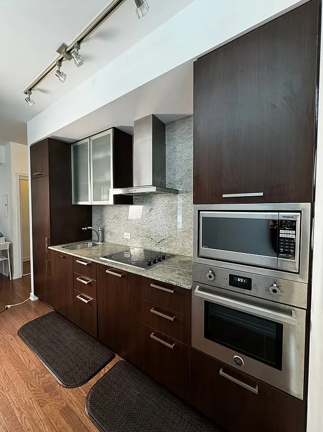 Deluxe Room - York St & Bremner Blvd — Photo 3