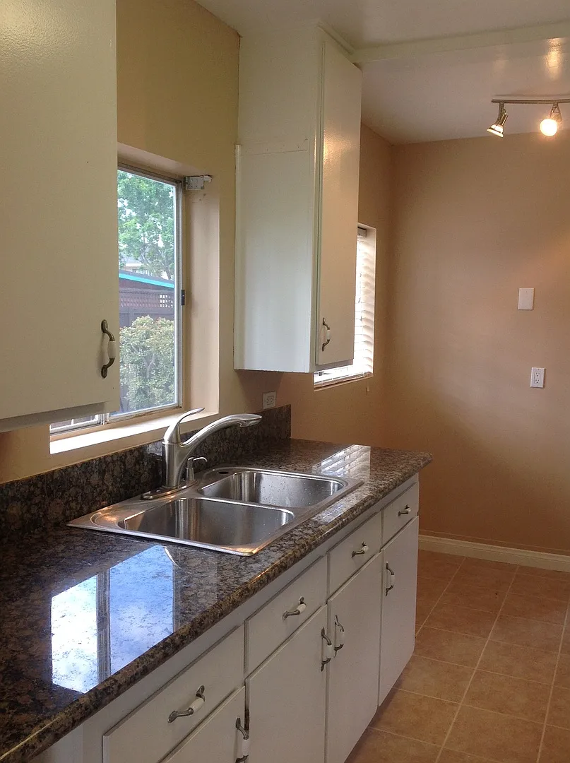 Unit on 50th — Photo 2
