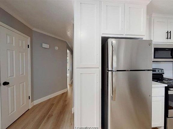 2nd image of 926 Navarro Dr