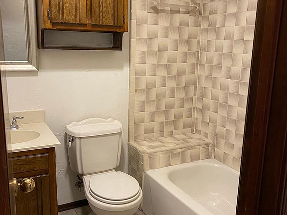 3rd image of 805 N Oak Branch Ct