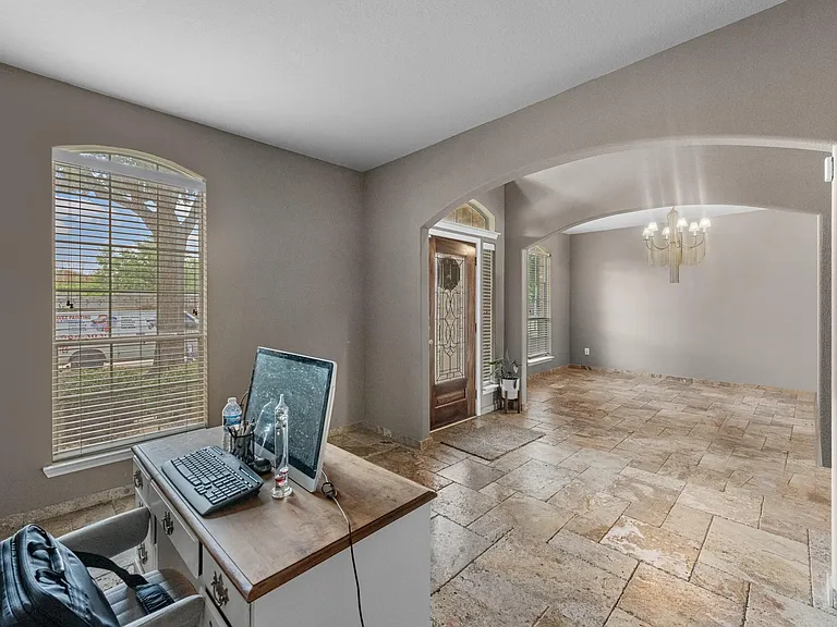 2519 Fair Oak St — Photo 3