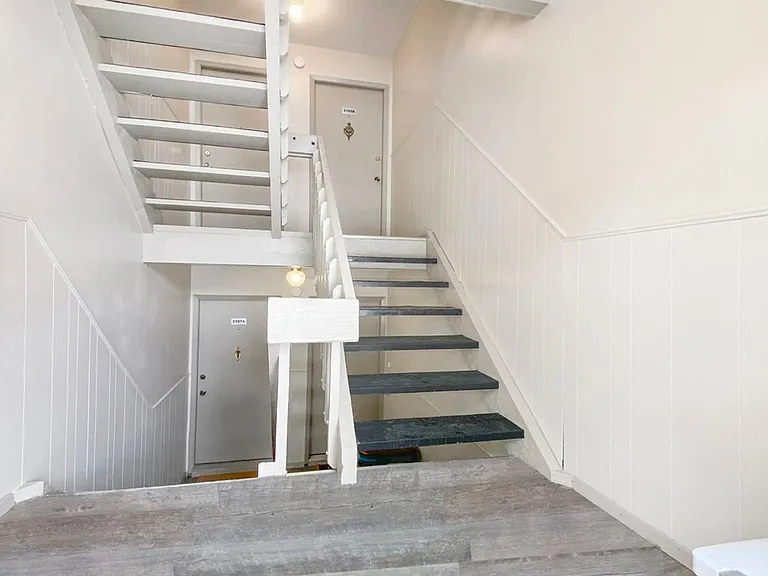 2105 Melrose Dr — Photo 2