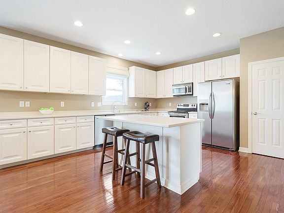 3rd image of 5967 Pondview Ct