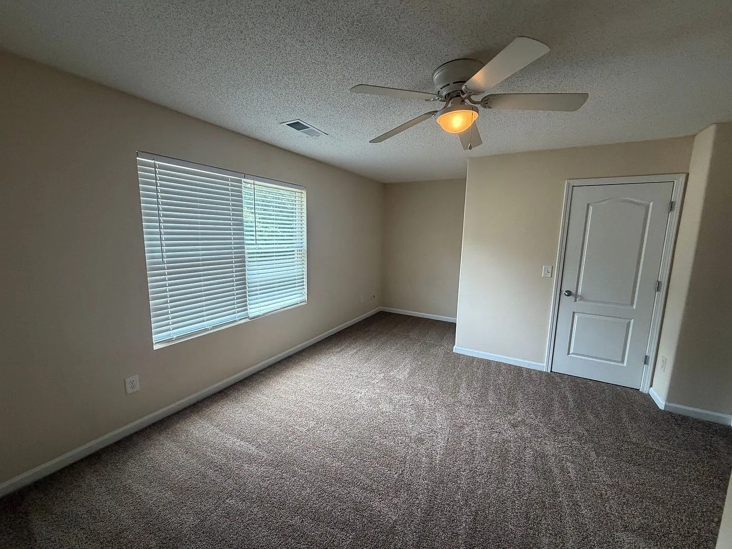 Roommate Matching Only! Leasing For August 1 2027! Fenced In Yard! — Photo 4