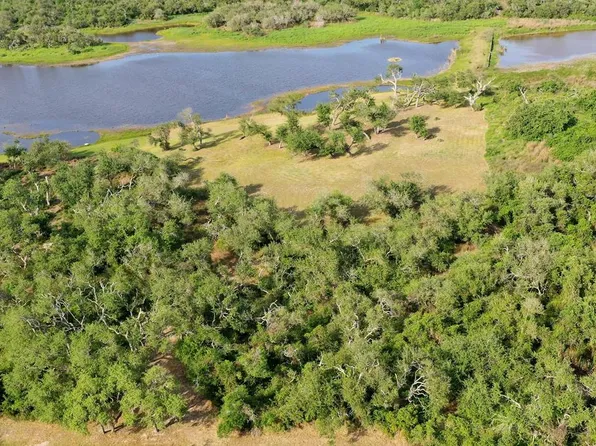 136 Estuary Dr, Rockport, TX 78382