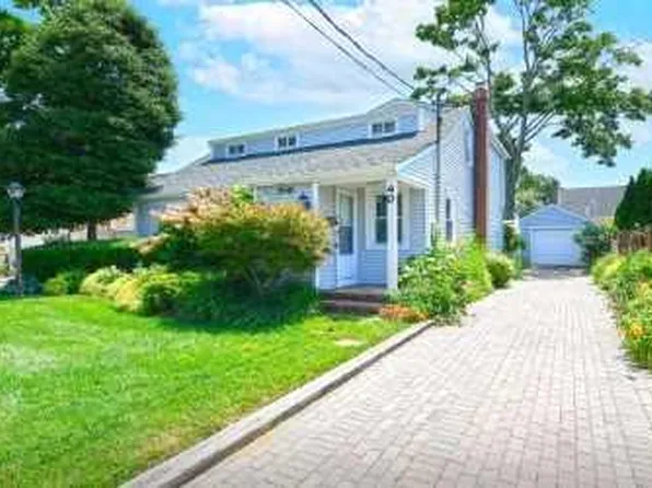 40 Pleasantview Court, Copiague, NY 11726