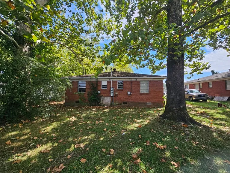 308 N Oak St — Photo 16