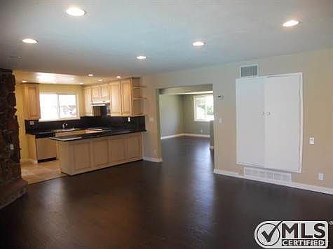 4th image of 22451 Vanowen St