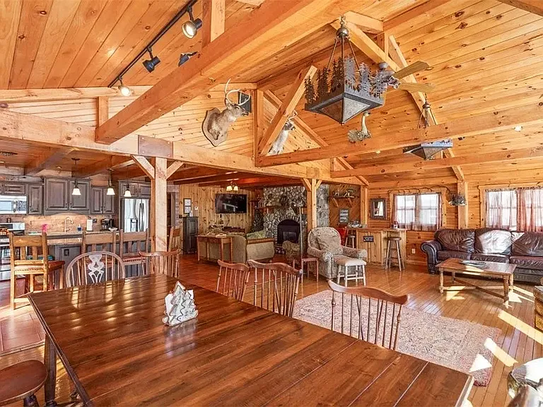 2208 Lakeshore Dr — Photo 3
