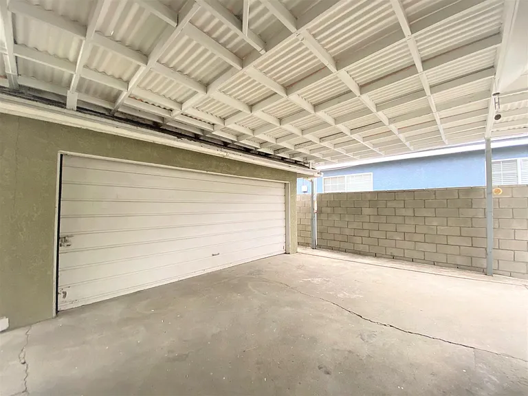 Covered Patio / 2-car Garage