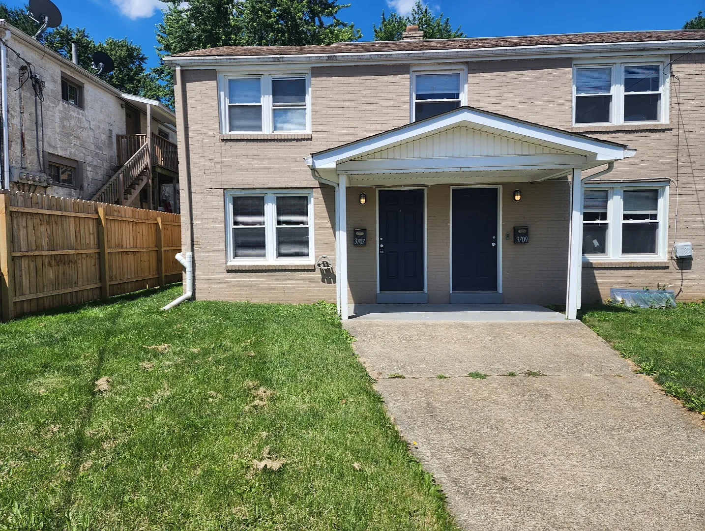 3 bed, 870 sqft, $1,200 — Photo 2