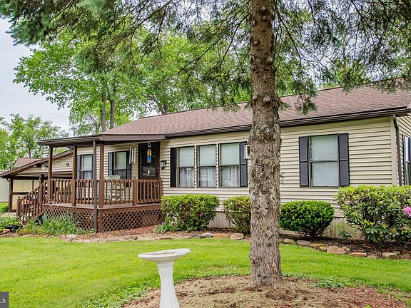 2nd image of 887 Laurel Cir #887
