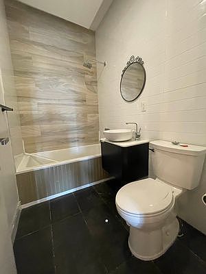 3rd image of 947 Willoughby Ave #305