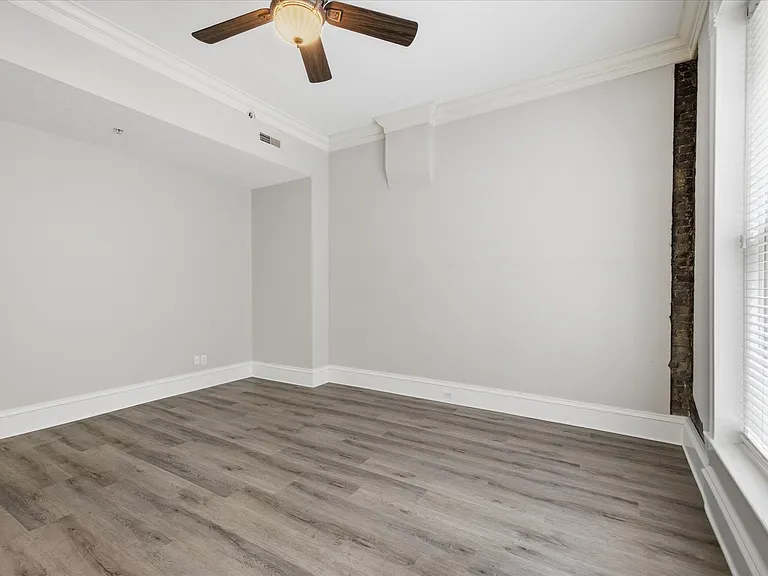 200 E 9th St #4 — Photo 8