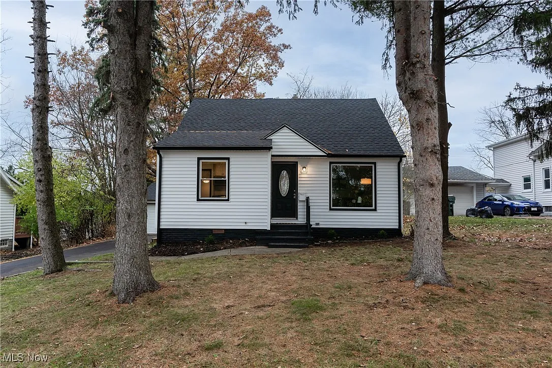 87 Tudor Ave photo 1
