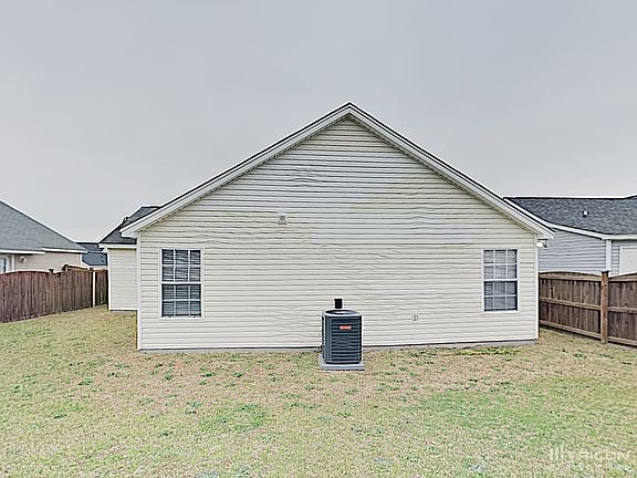 2nd image of 124 Legend Oaks Dr
