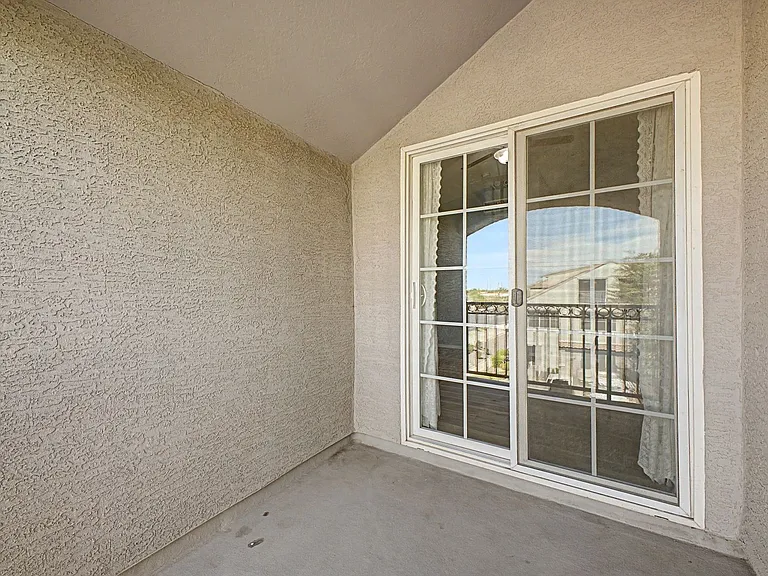 2233 E Huntington Dr — Photo 28