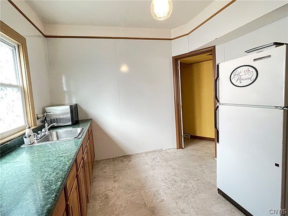 5th image of 271 N Edwards Ave