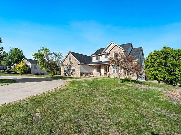 3rd image of 52 Lakeview Cir