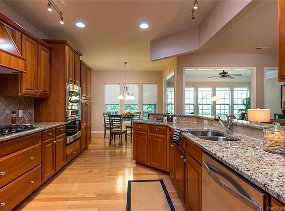 5th image of 49056 Gladiolus St