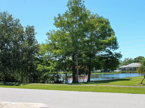 2nd image of 340 Oak Lake Pl