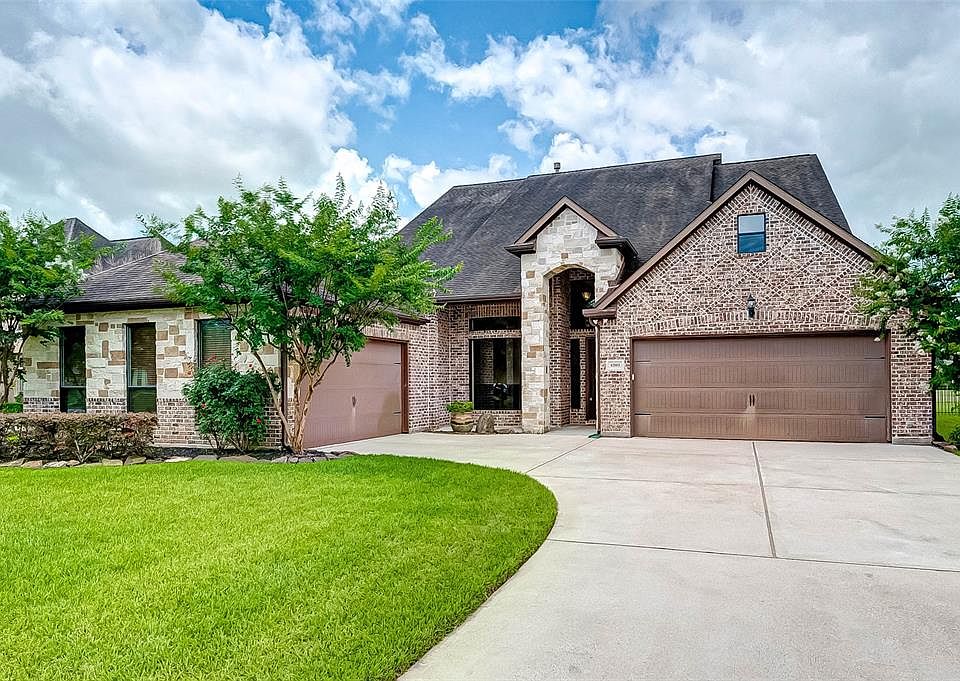 Welcome to 4303 Wentworth Dr. in Weston Lakes - a manned, gated community west of Houston.
