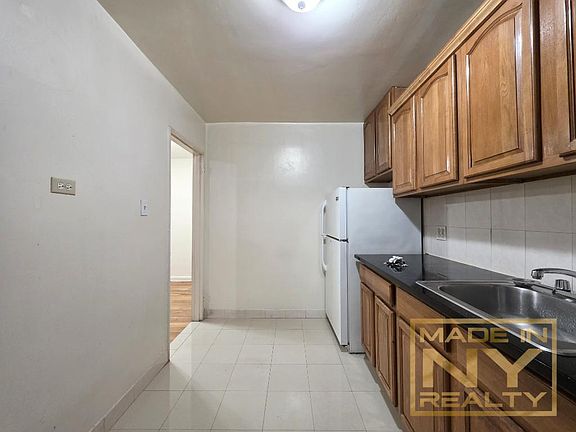 2nd image of 140-18 Burden Cres #2O8
