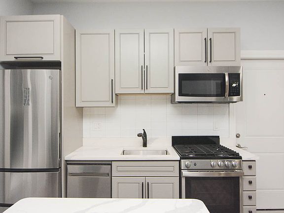 2nd image of 1063 W Glenlake Ave #1S