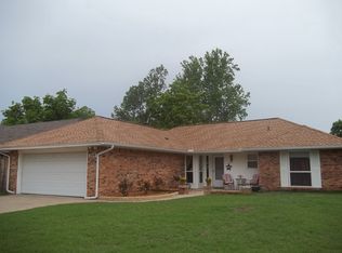 809 N Parkview Cir, Moore, OK 73170