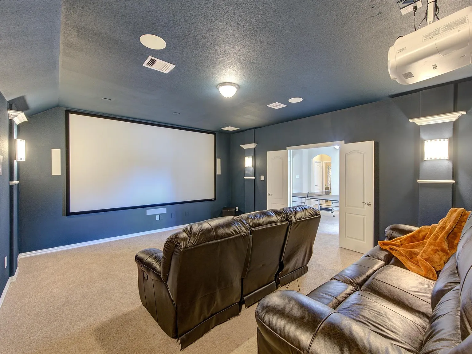 4 bed, 3.5 bath, 3810 sqft, $3,700 — Photo 4