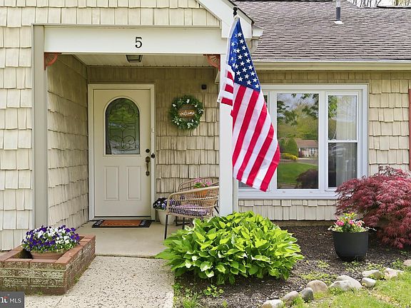 4th image of 5 Chestnut Way Cir