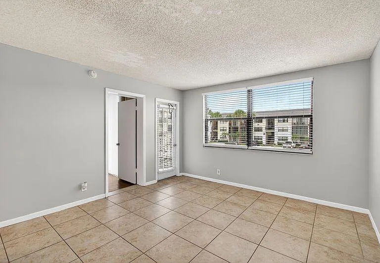 738 Executive Center Dr #21 — Photo 5
