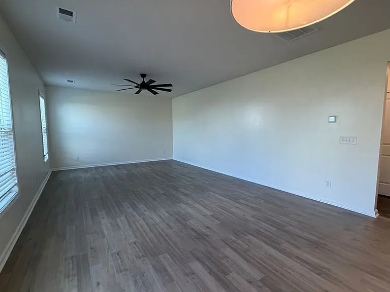 1097 Sapphire Dr — Photo 7