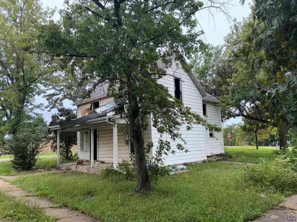 391 Gertrude St, Harveyville, KS 66431