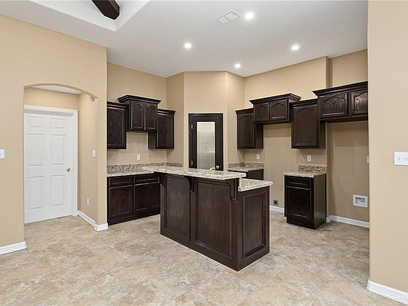 5th image of 739 Hernandez Dr