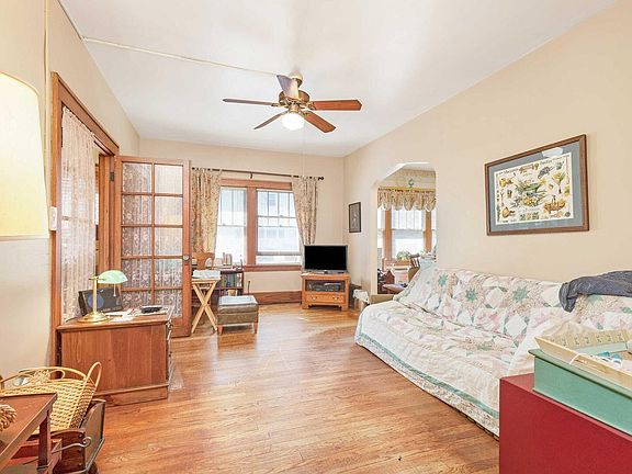 4th image of 1036 W 17th St