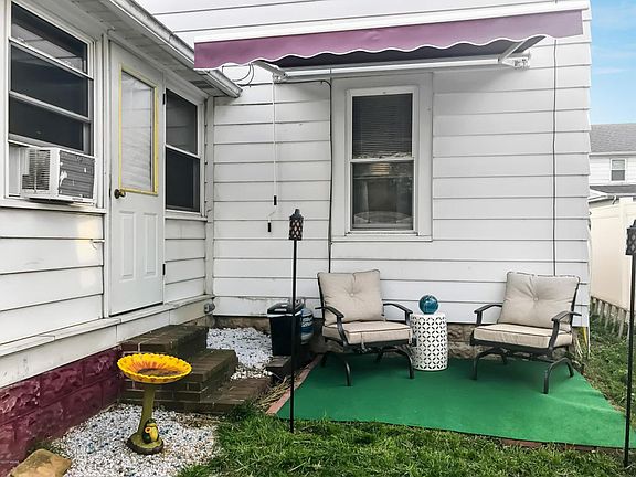 3rd image of 128 W Mountain Ave