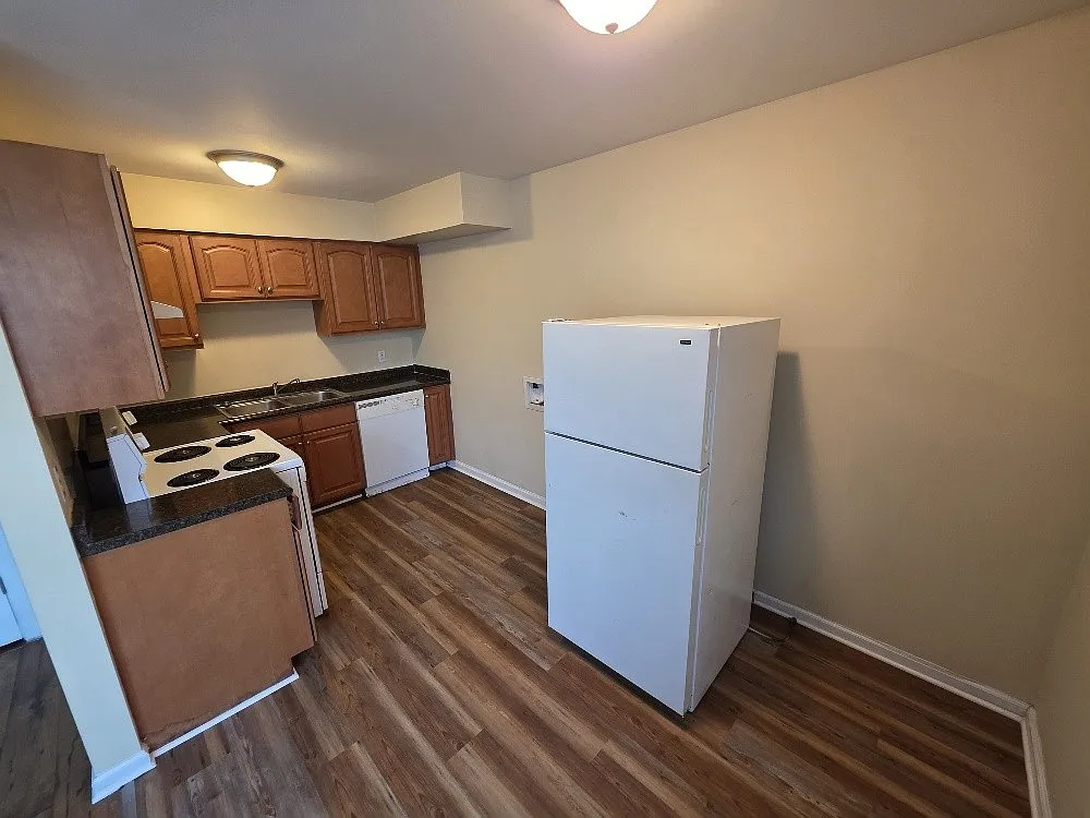1 bed, 1.0 bath, 720 sqft, $949 — Photo 2