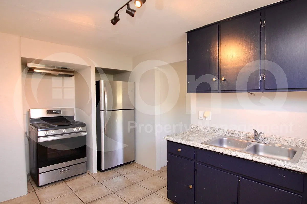 1 bed, 1.0 bath, 450 sqft, $900 — Photo 2