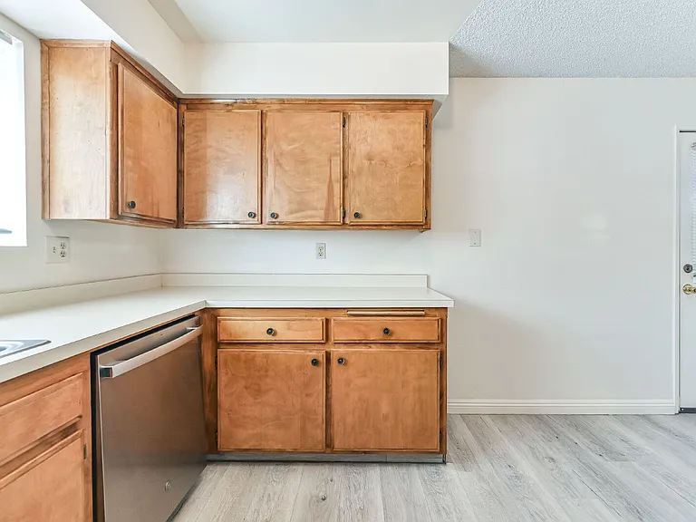 1021 W Perdew Ave — Photo 38