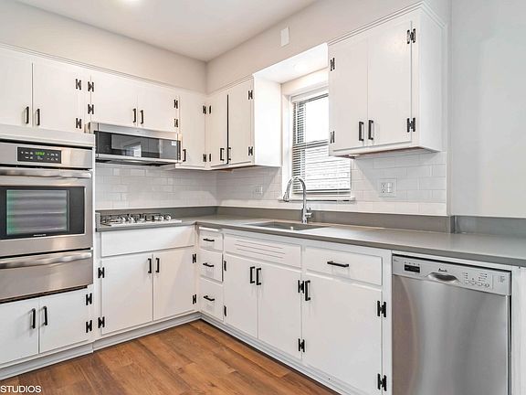 3rd image of 3938 N California Ave #1E